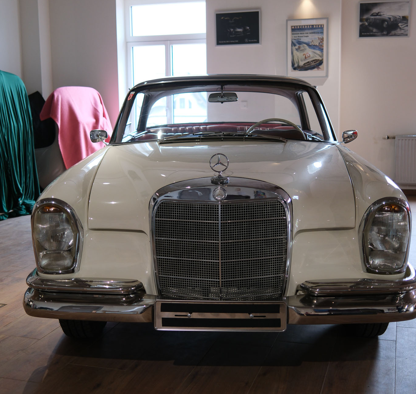 W111 Coupe Weiß-rot innen_komp-10