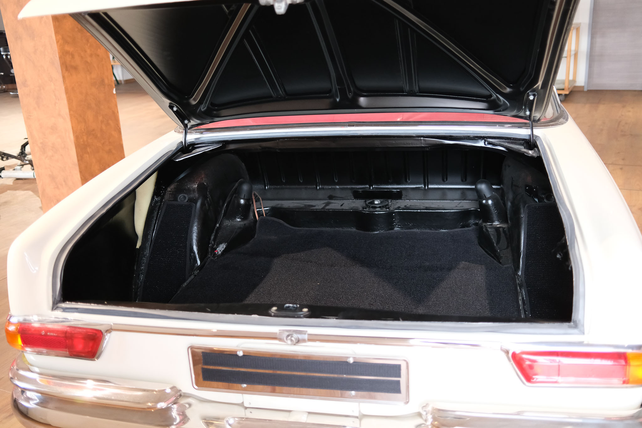 W111 Coupe Weiß-rot innen_komp-11