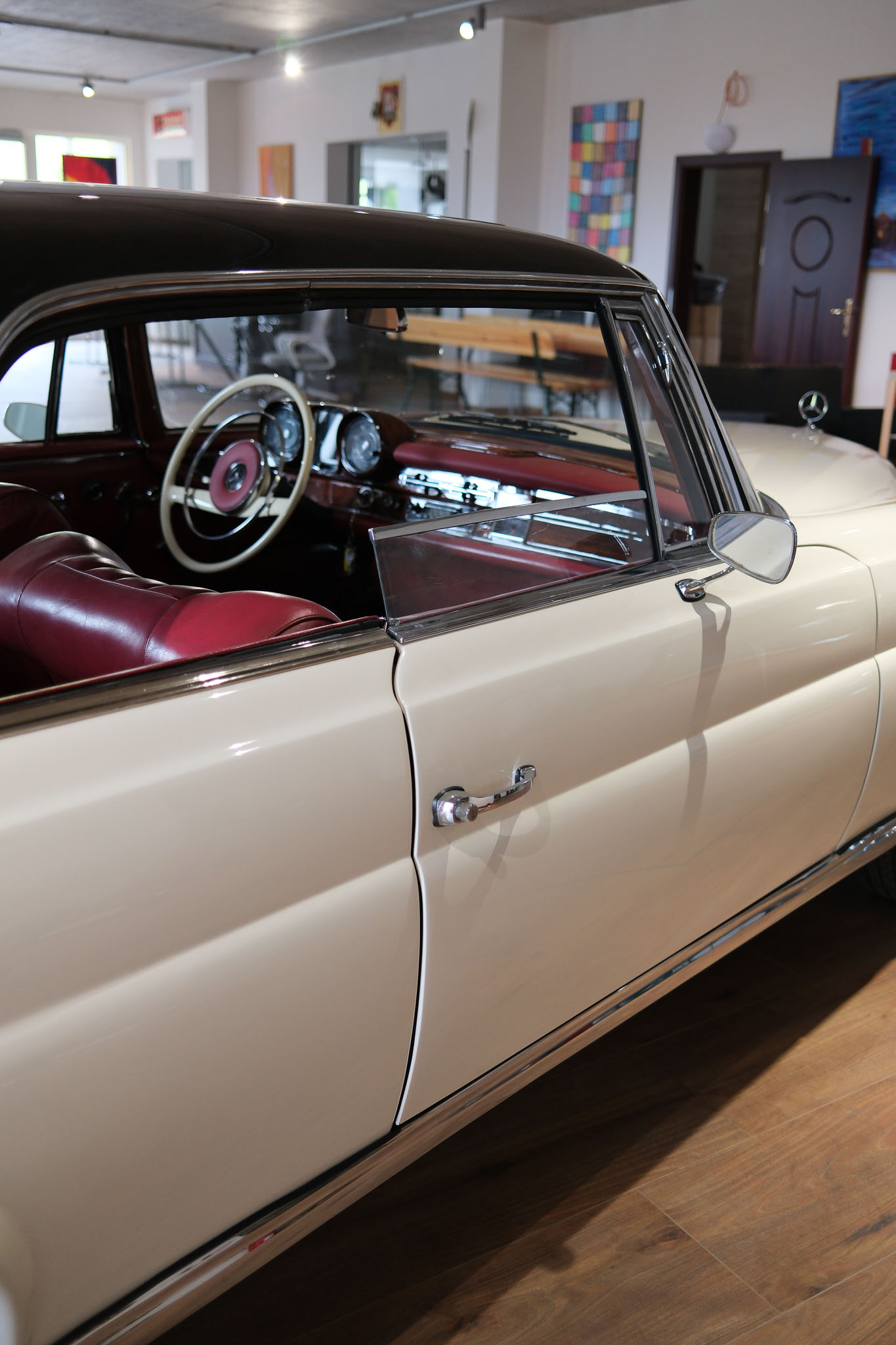 W111 Coupe Weiß-rot innen_komp-12