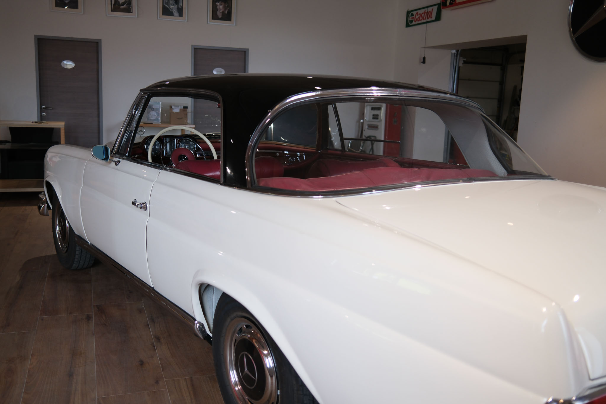W111 Coupe Weiß-rot innen_komp-13