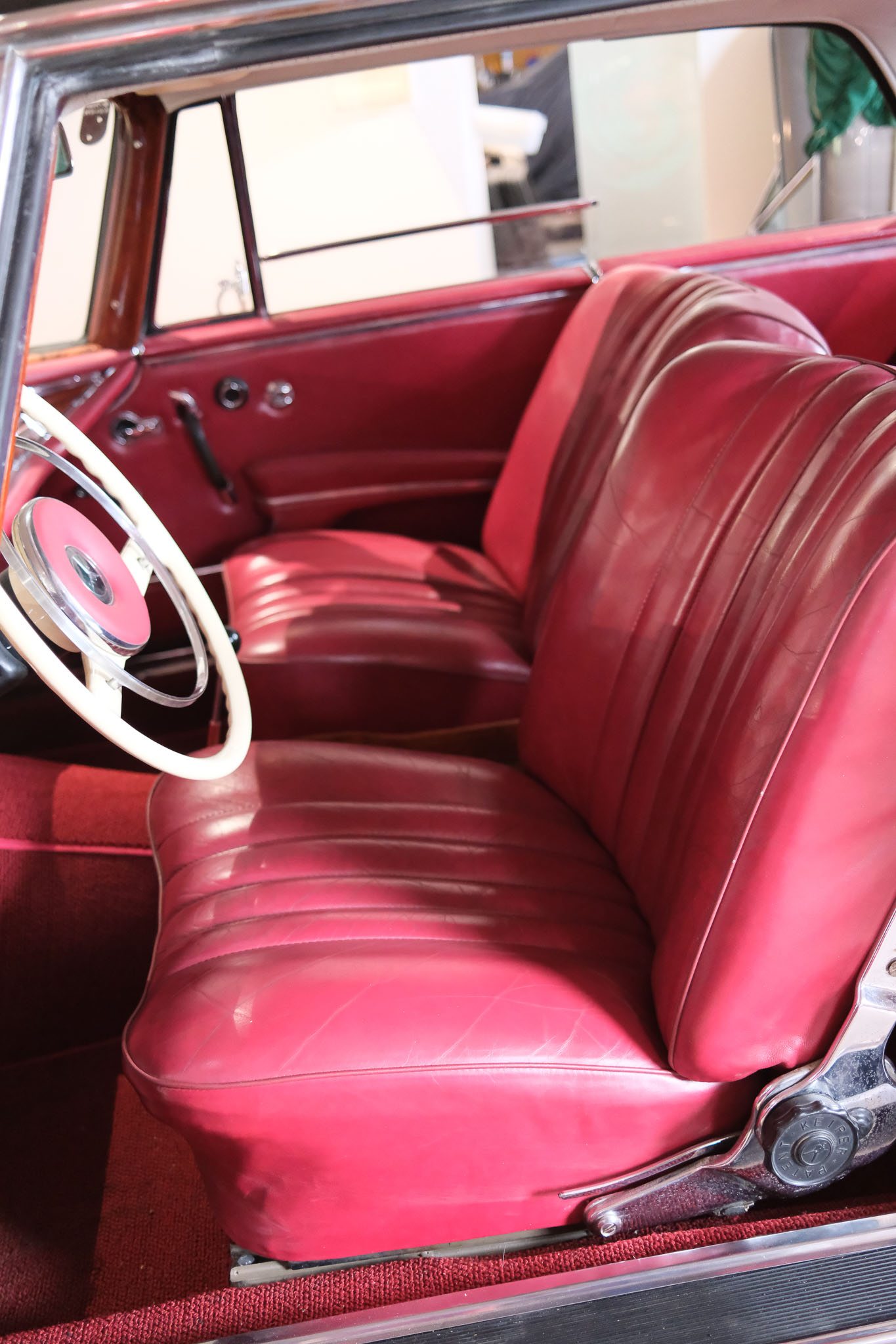 W111 Coupe Weiß-rot innen_komp-14