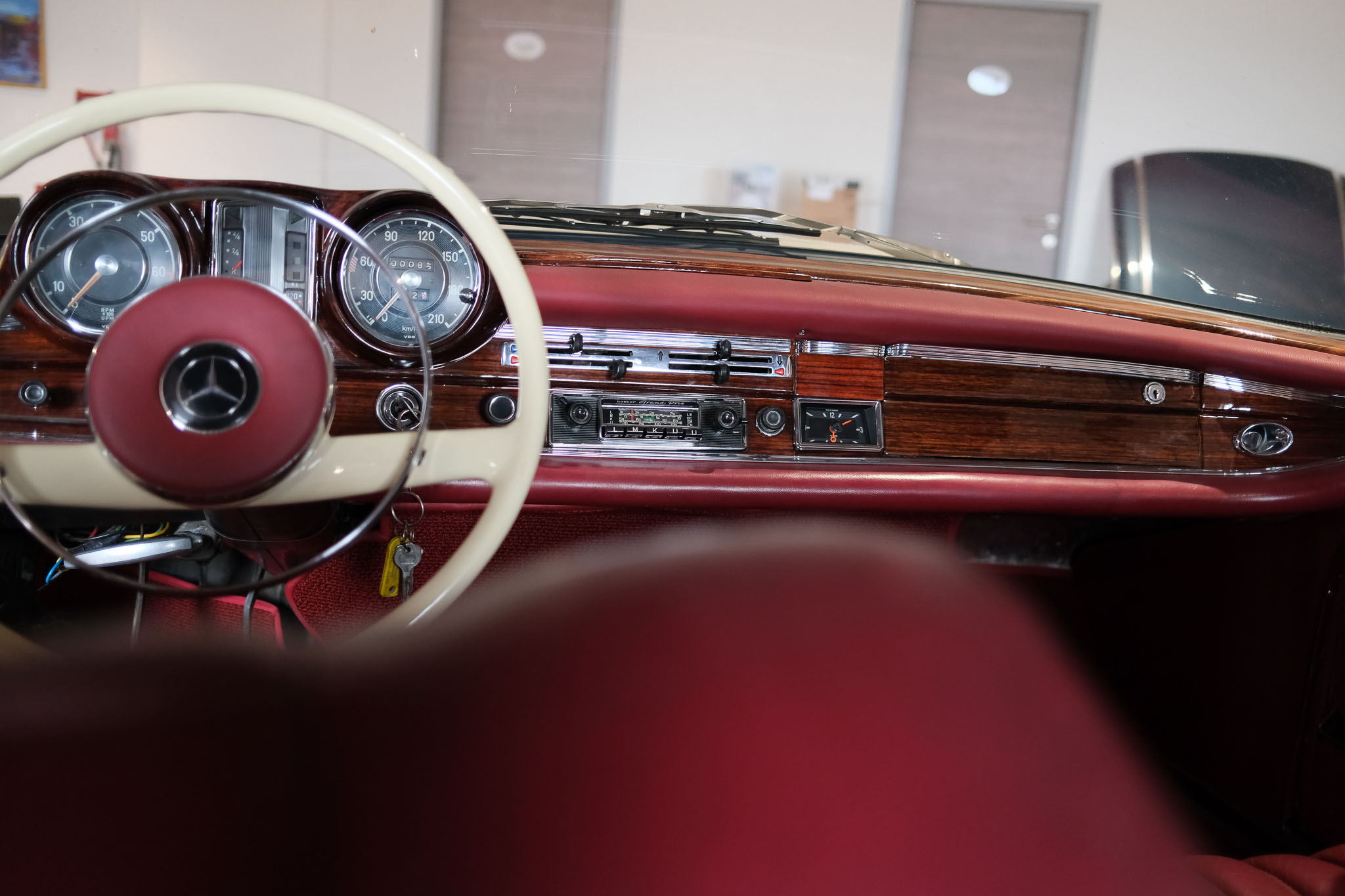 W111 Coupe Weiß-rot innen_komp-15