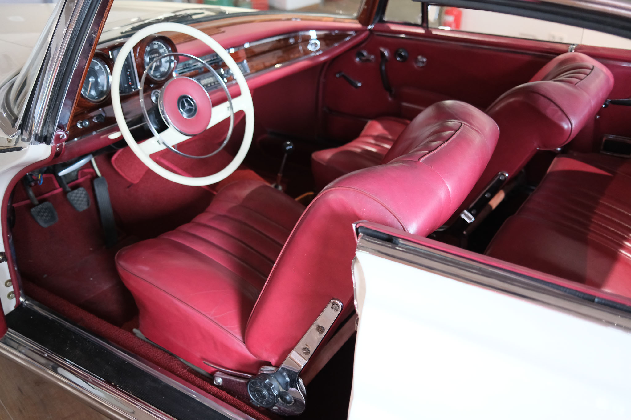 W111 Coupe Weiß-rot innen_komp-16
