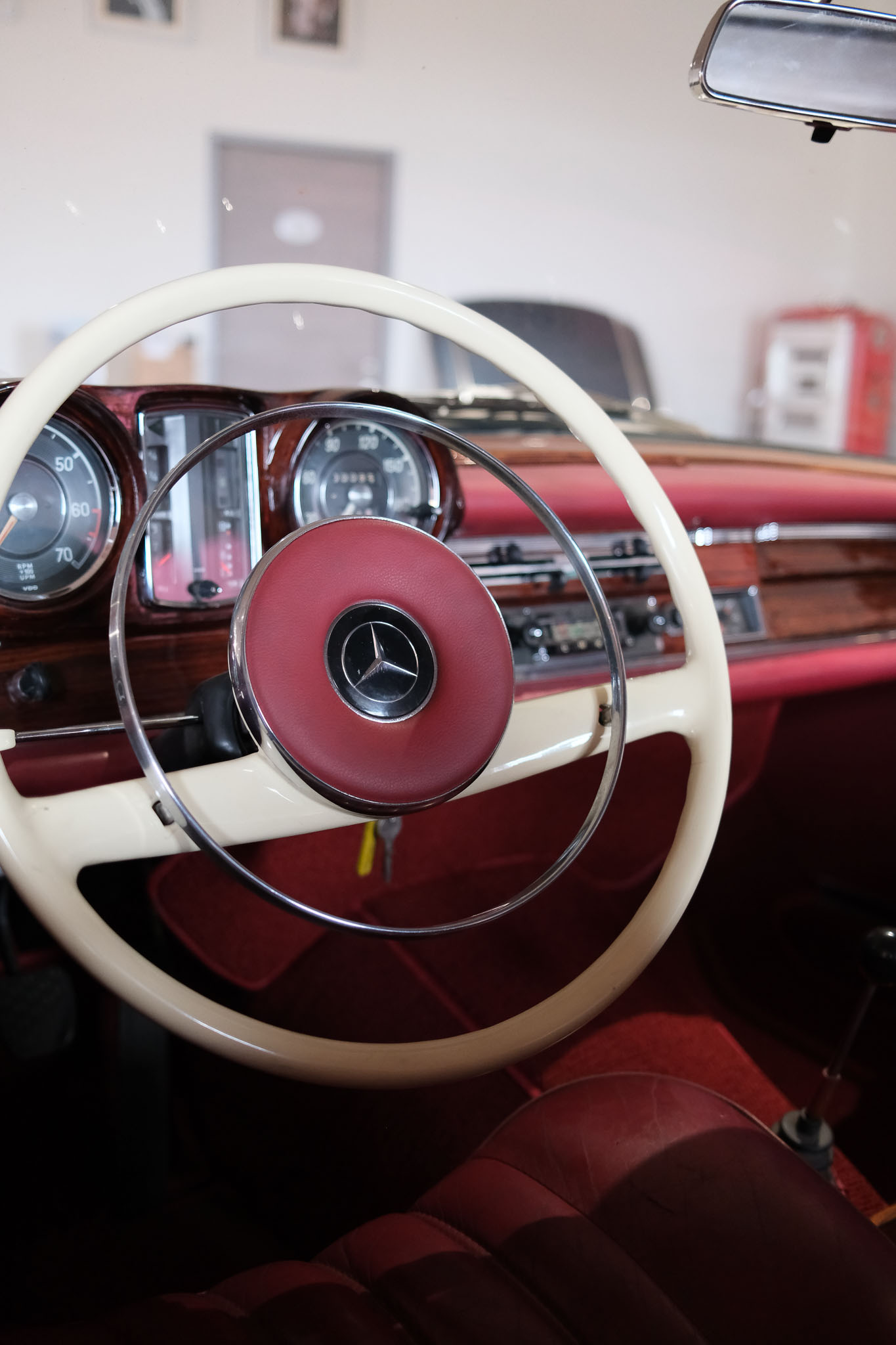 W111 Coupe Weiß-rot innen_komp-17
