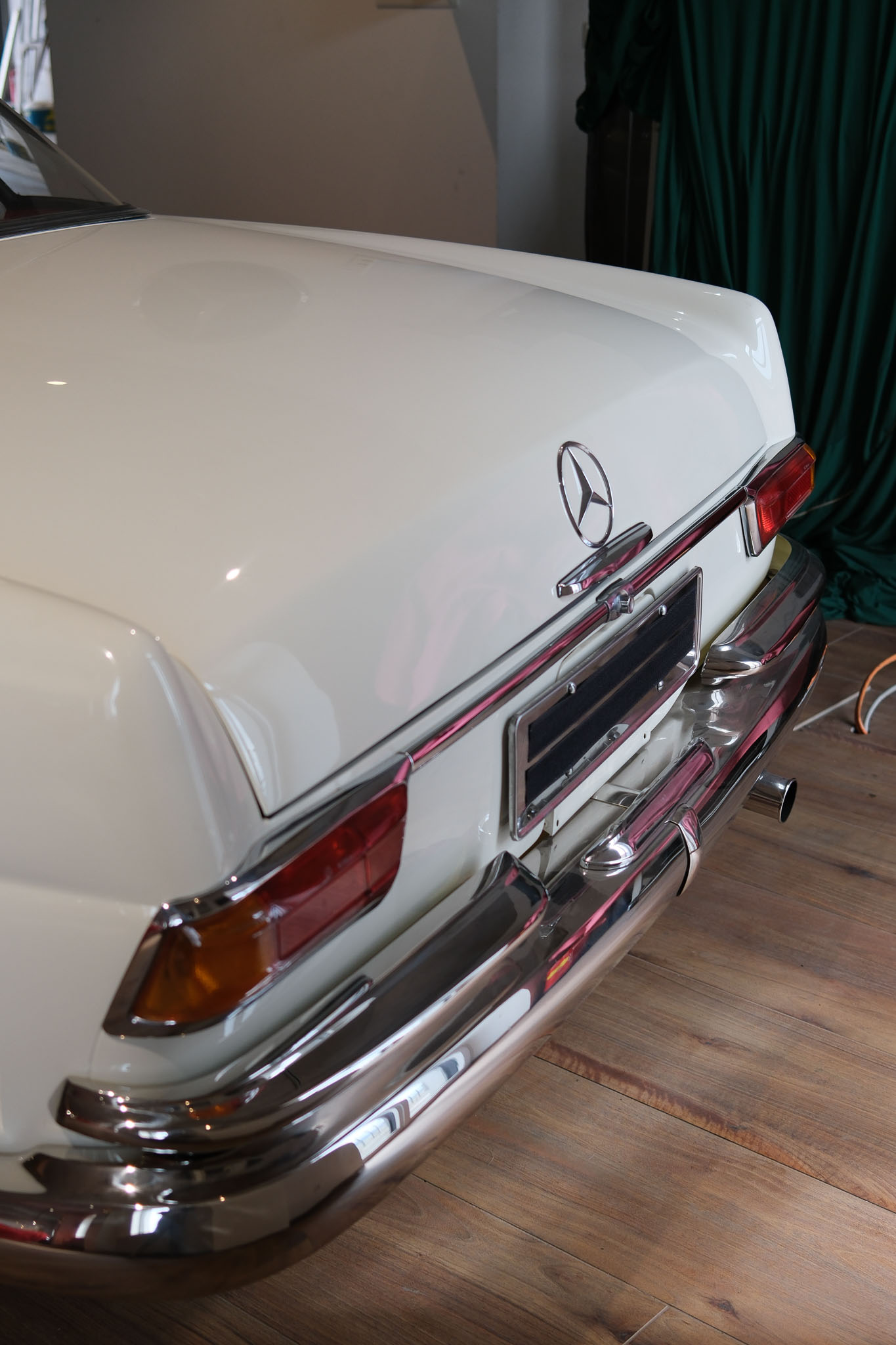 W111 Coupe Weiß-rot innen_komp-2