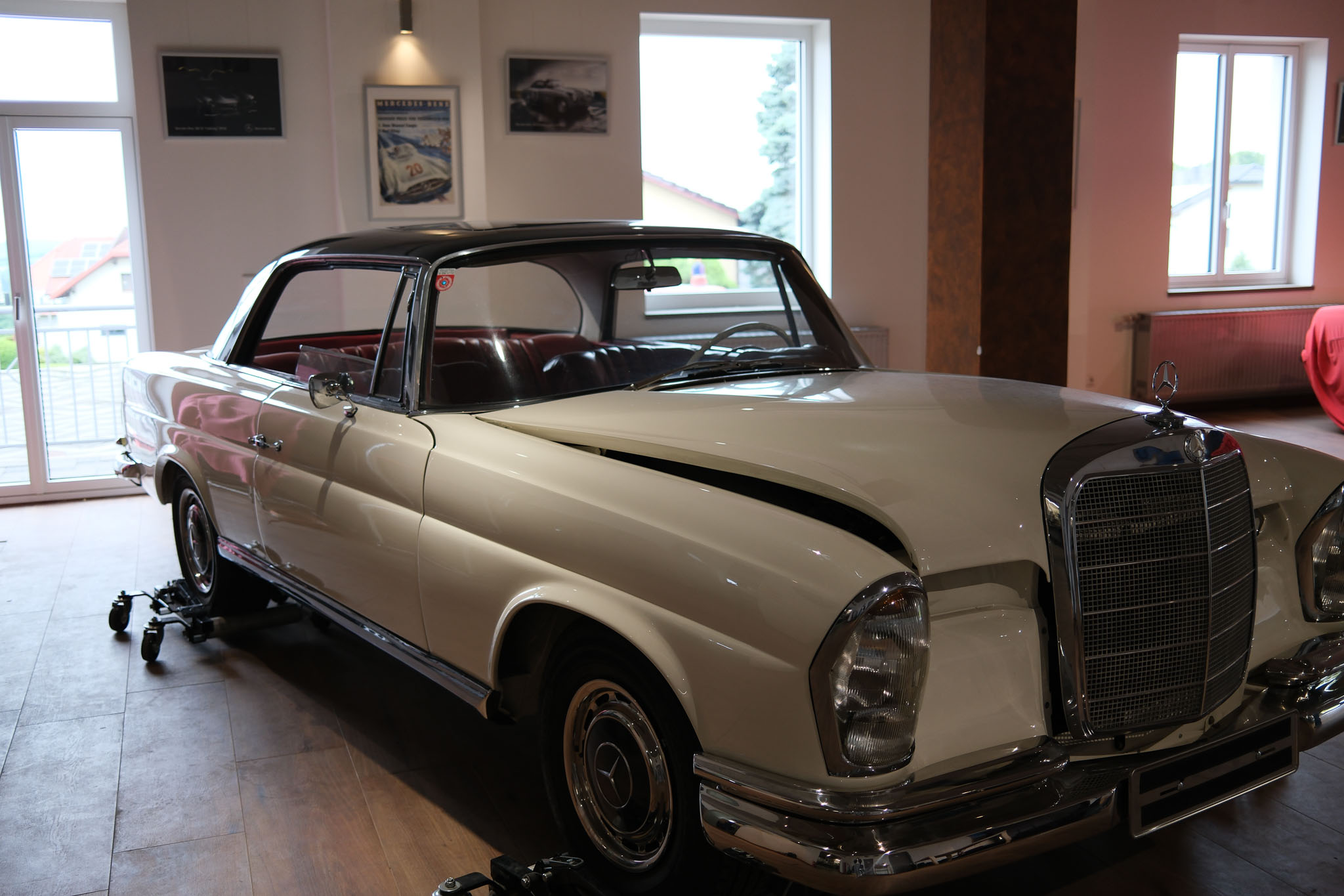 W111 Coupe Weiß-rot innen_komp-20