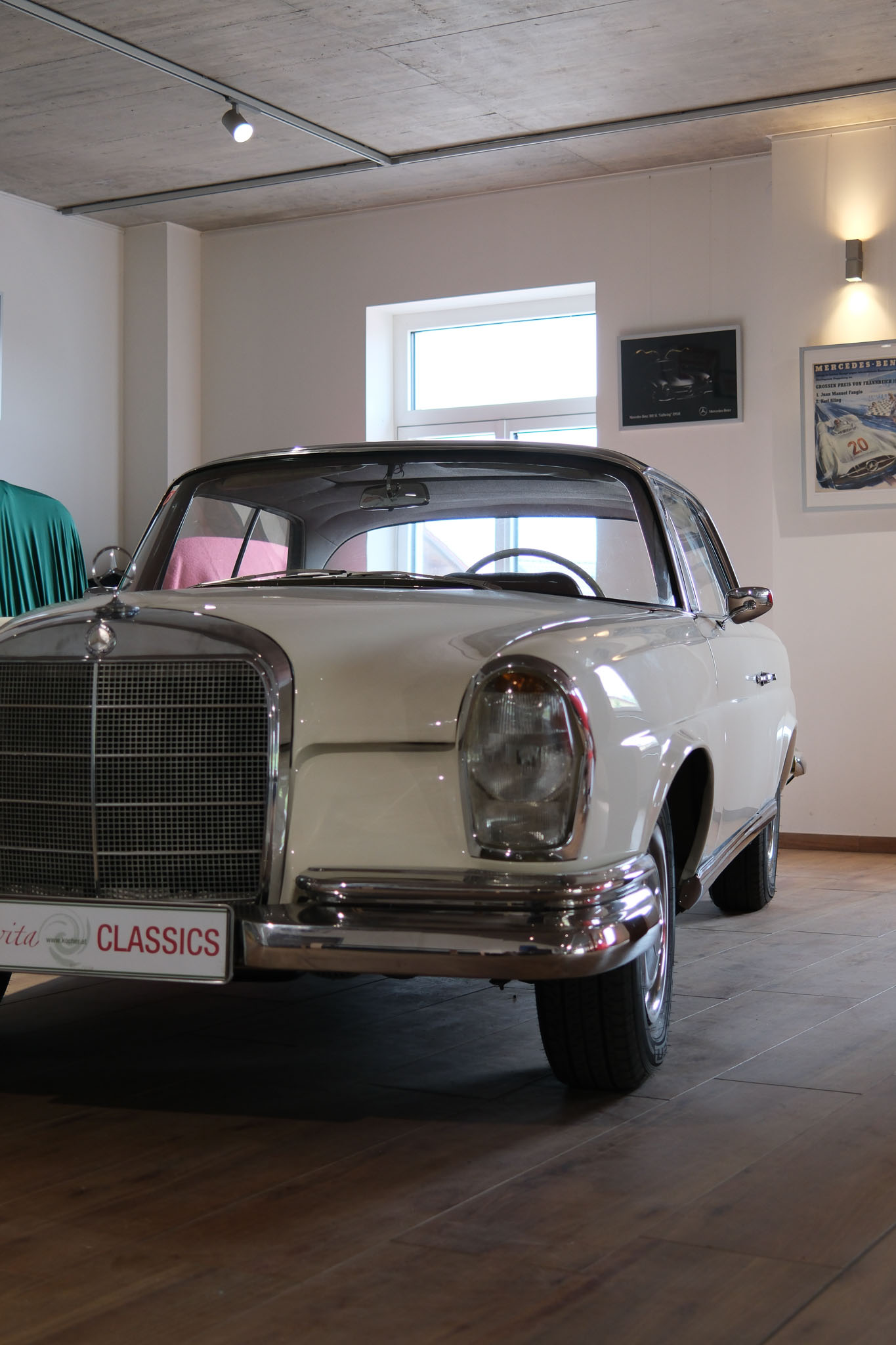 W111 Coupe Weiß-rot innen_komp-3