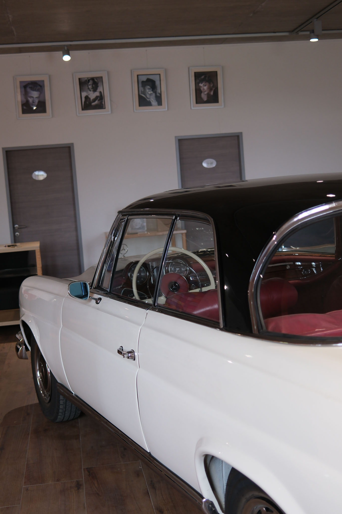 W111 Coupe Weiß-rot innen_komp-4