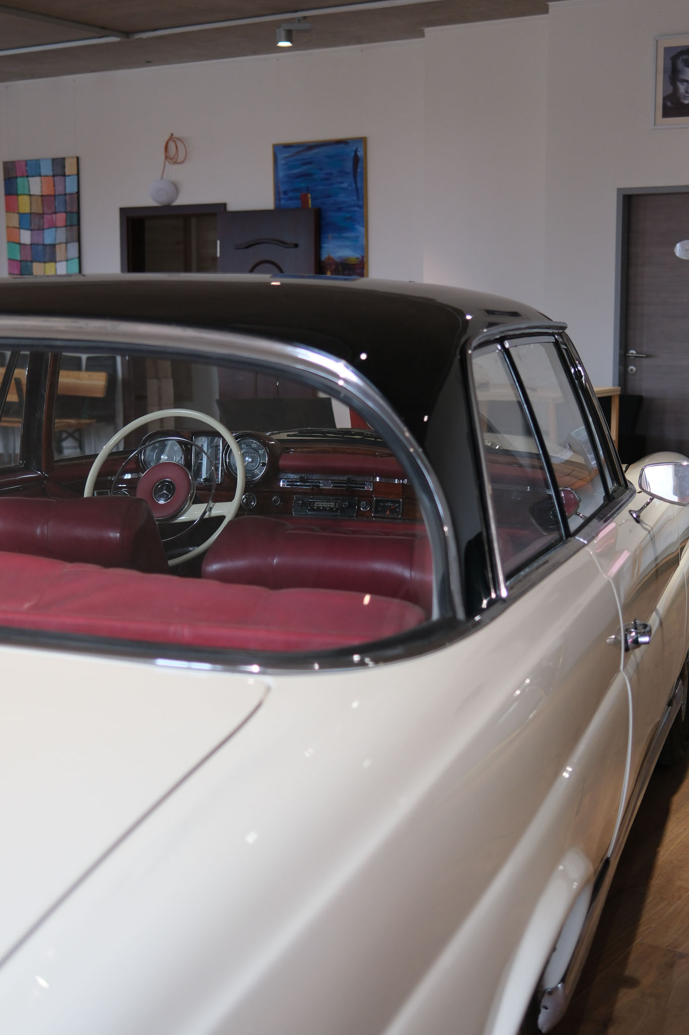 W111 Coupe Weiß-rot innen_komp-5