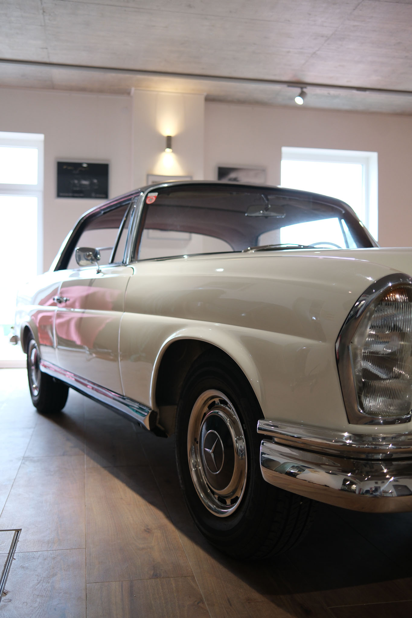 W111 Coupe Weiß-rot innen_komp-7