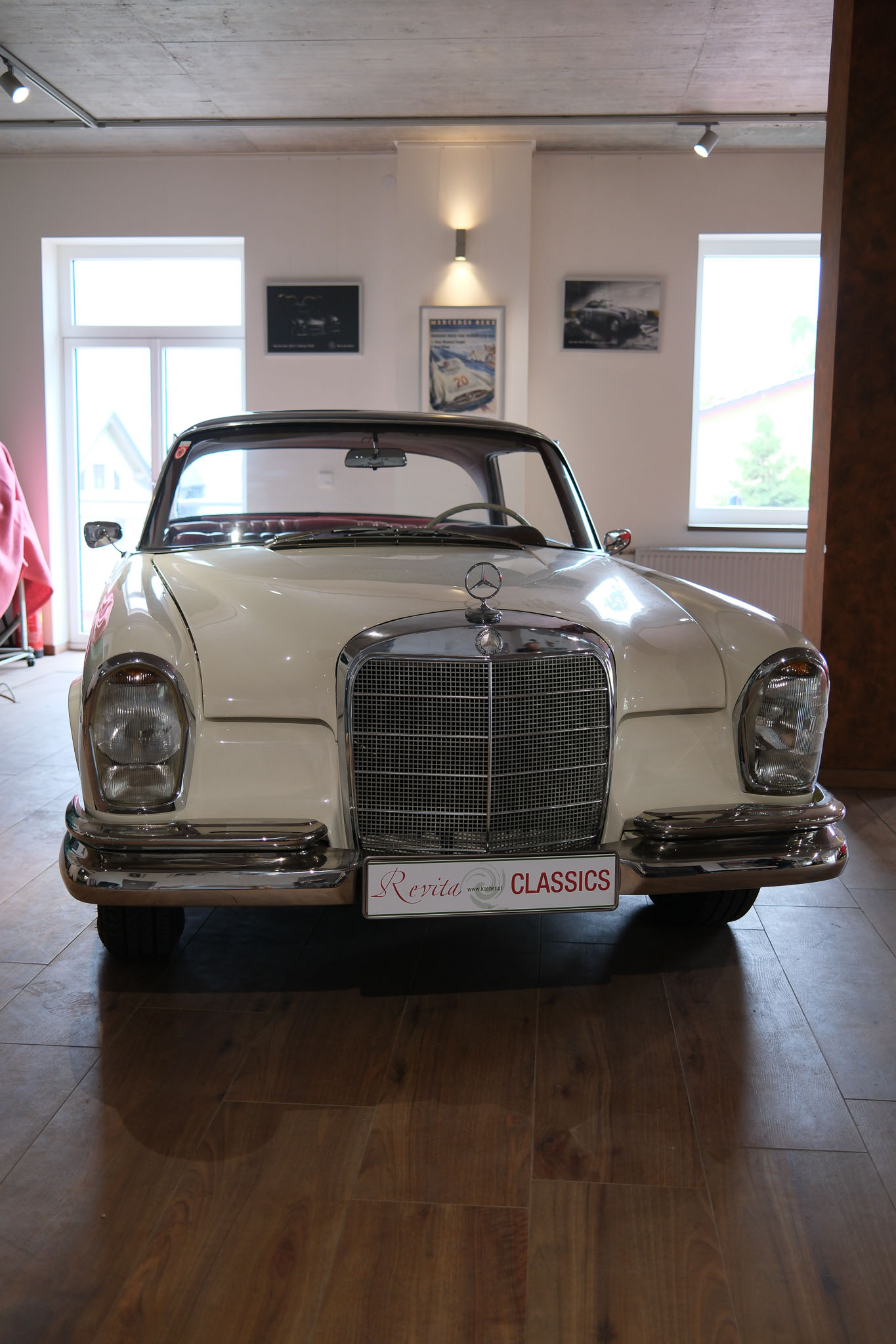 W111 Coupe Weiß-rot innen_komp-8