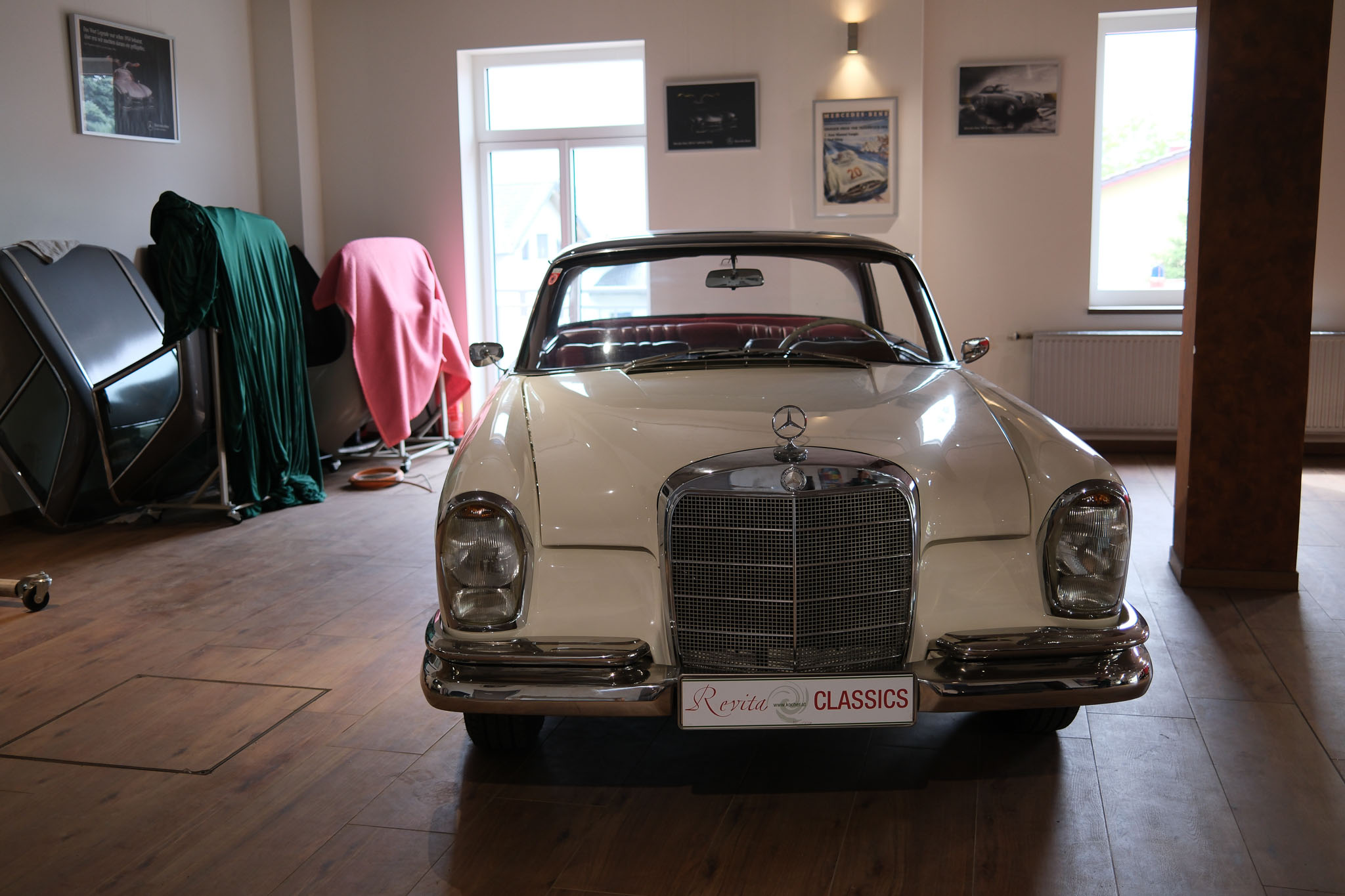W111 Coupe Weiß-rot innen_komp-9