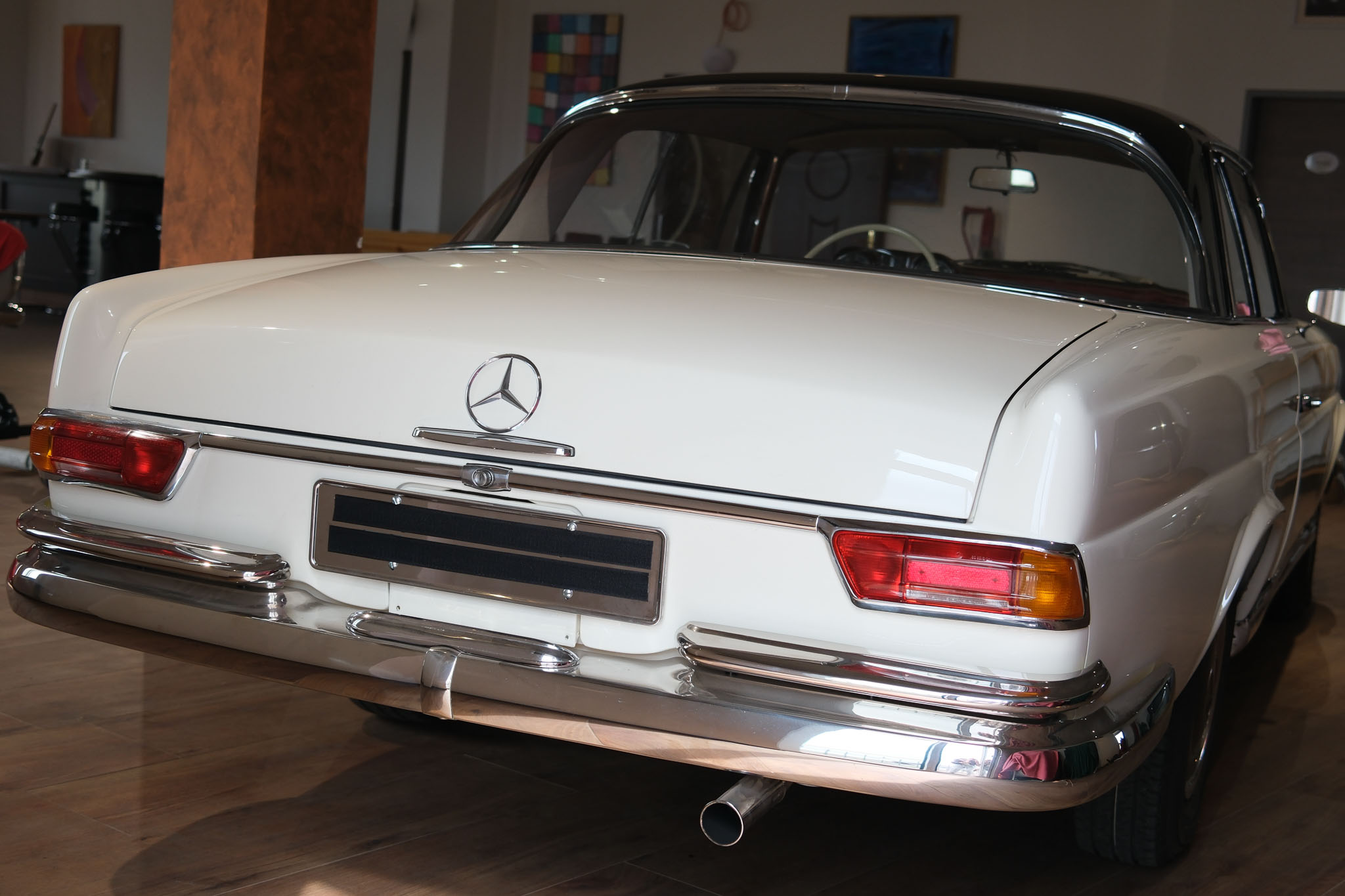 W111 Coupe Weiß-rot innen_komp